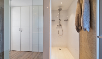 Resa Estates Ibiza te koop penthouse Marina botafoch for sale Ibiza shower.jpeg